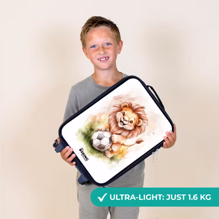 Speelse leeuw met voetbal op grasveld Kinderkoffer - Zwart klein -sfeer4_UK