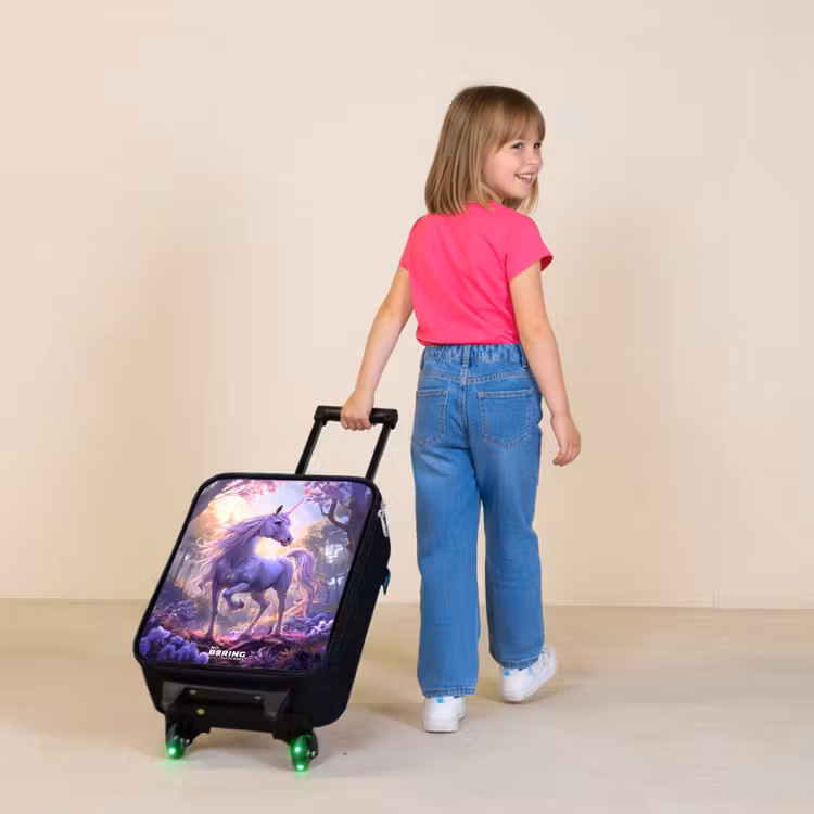 Portret van een Eenhoorn tussen Paarse Bloemen Kinderkoffer - Zwart klein -sfeer1