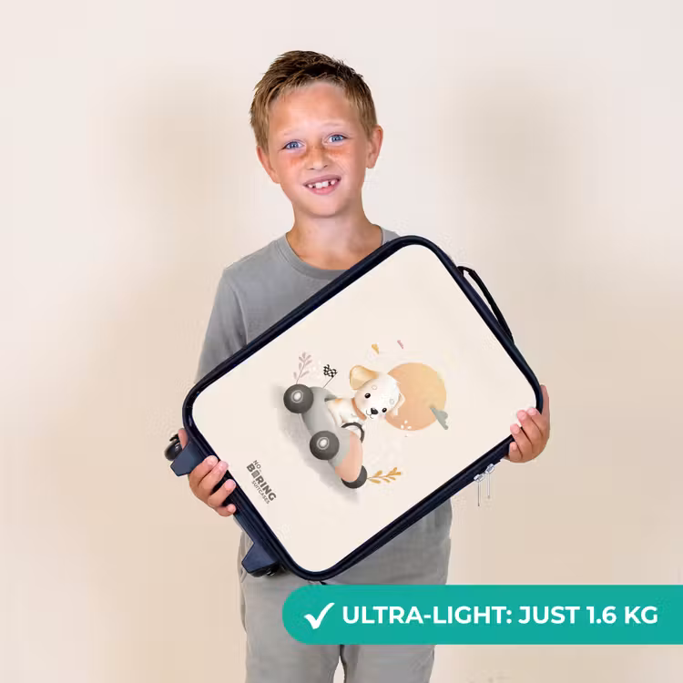 Puppy in een raceauto in beige kleuren Kinderkoffer - Zwart klein -sfeer4_UK