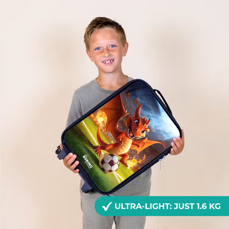 Rode draak voetbalt in zonnig stadion Kinderkoffer - Zwart klein -sfeer4_UK