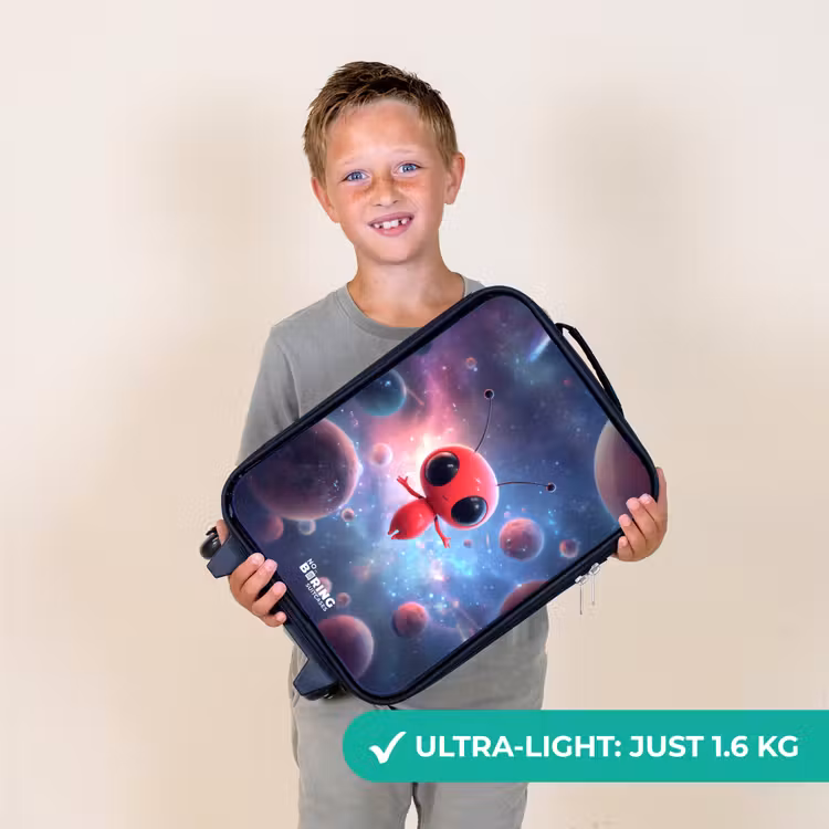 Rood Ruimtewezen in Kosmische Dans Kinderkoffer - Zwart klein -sfeer4_UK