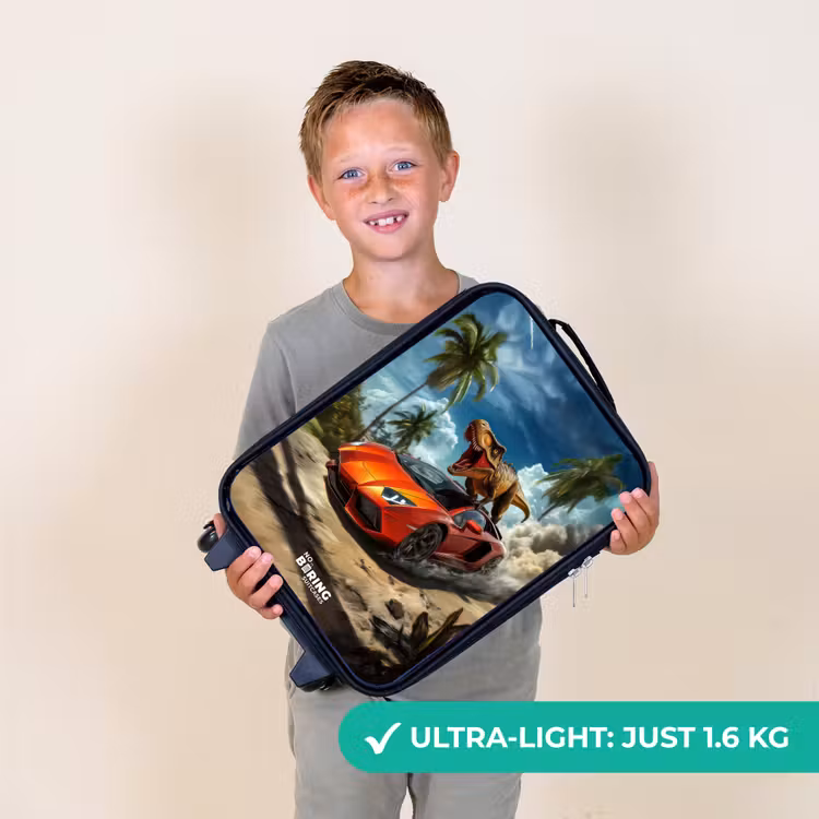 Rode sportauto met dino raast door tropisch strand Kinderkoffer - Zwart klein -sfeer4_UK