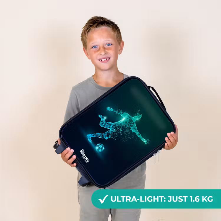 Voetballer trapt met kracht in digitale vorm Kinderkoffer - Zwart klein -sfeer4_UK