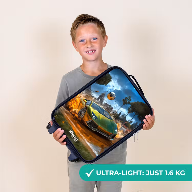Sportauto knalt door voetbalveld met bal Kinderkoffer - Zwart klein -sfeer4_UK
