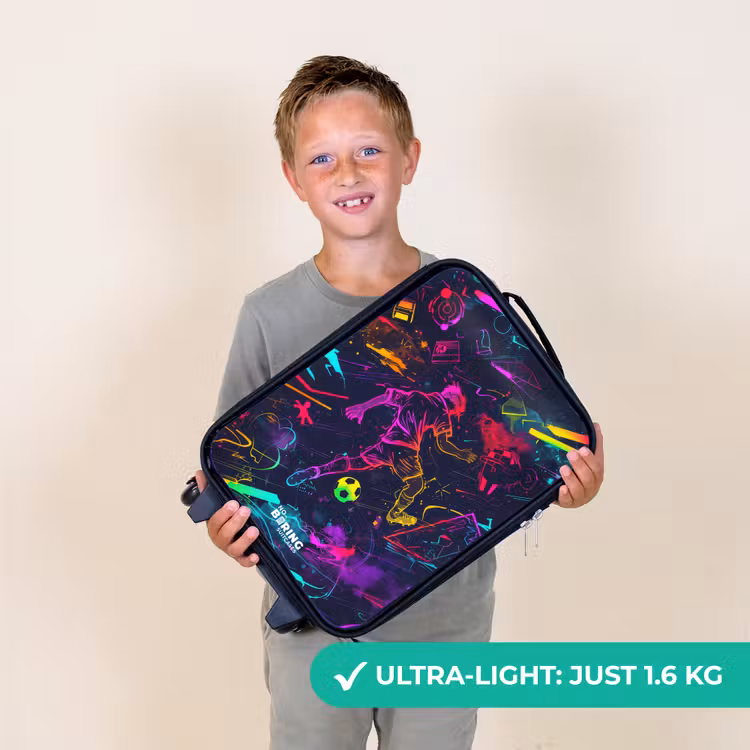 Straatvoetbal in ruimtekleuren Kinderkoffer - Zwart klein -sfeer4_UK