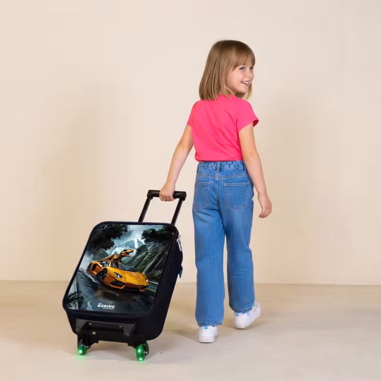 T-Rex op oranje sportauto in regenachtig woud Kinderkoffer - Zwart klein -sfeer1