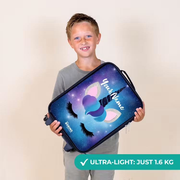 Eenhoorn op een sterrenhemel achtergrond Kinderkoffer - Zwart klein -sfeer4_UK