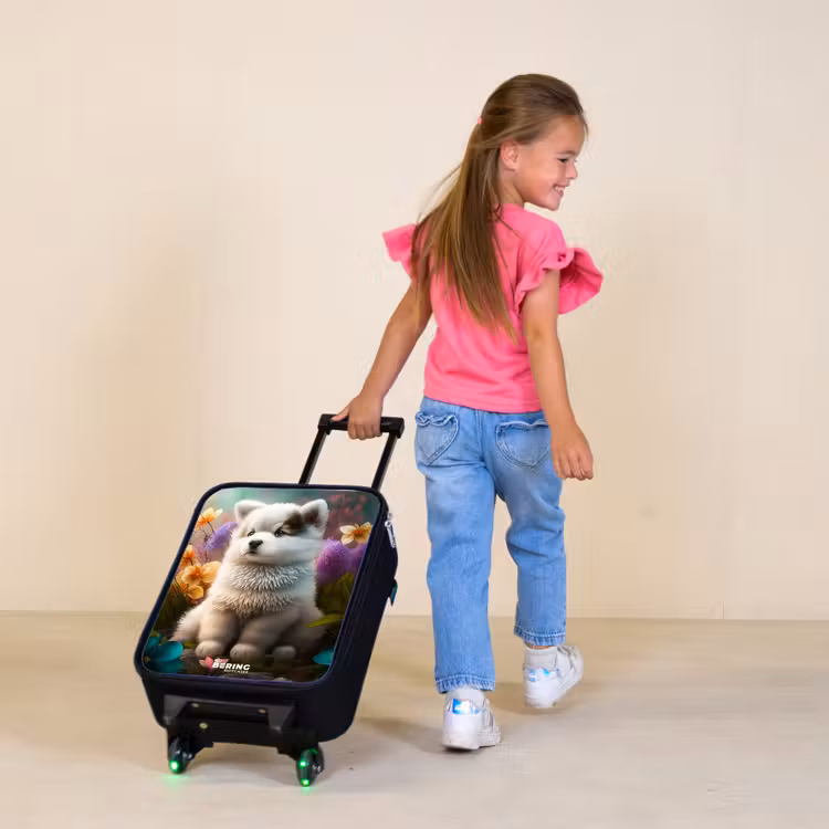 Witte puppy in een bloemenweide Kinderkoffer - Zwart klein -sfeer1