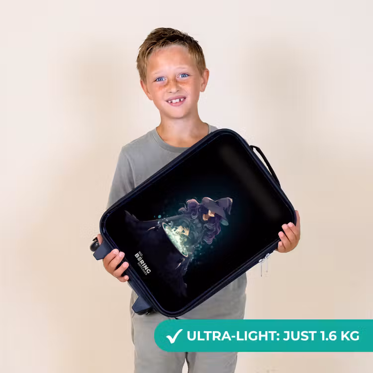 Heks - Ketel - Tover Kinderkoffer - Zwart klein -sfeer4_UK