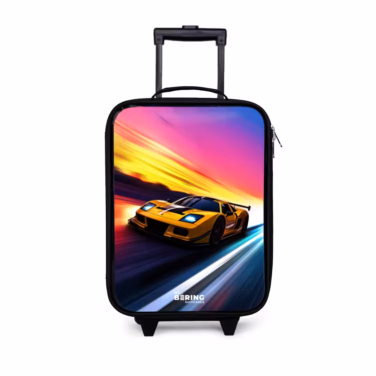 Gele raceauto bij kleurrijke zonsondergang Kinderkoffer - Zwart klein -3d