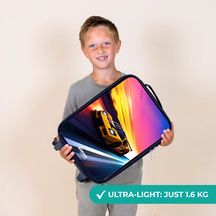 Gele raceauto bij kleurrijke zonsondergang Kinderkoffer - Zwart klein -sfeer4_UK