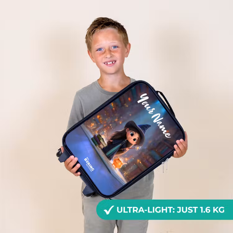 Kleine tovernares in bibliotheek Kinderkoffer - Zwart klein -sfeer4_UK