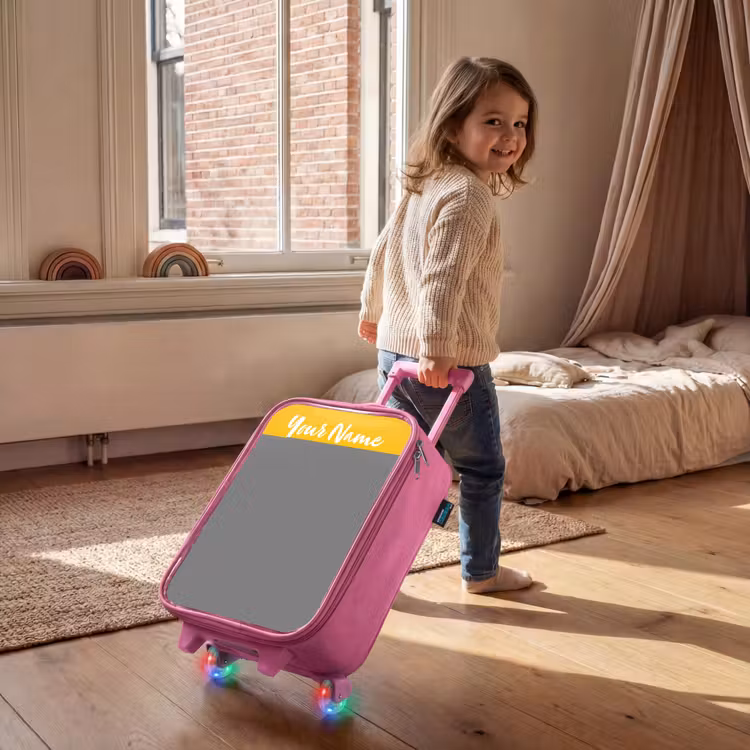 Kip - Rolschaatsen - Geel Kinderkoffer - Roze klein -sfeer1