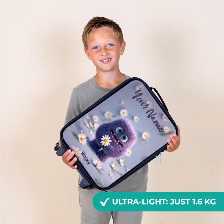 Paars Pluizig Vriendje met Madelief Kinderkoffer - Zwart klein -sfeer4_UK