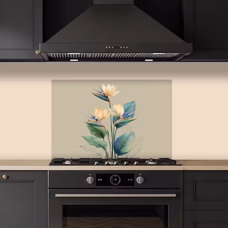 Paradijsvogelbloemen - Blauwgroene bladeren - Beige keuken achterwand spatscherm klein -sfeer1