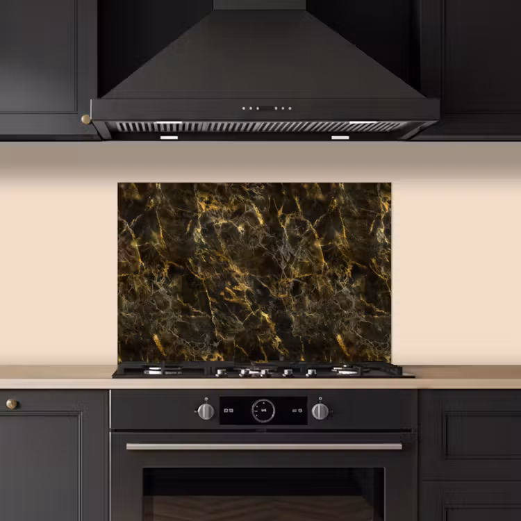 Zwart - Marmer - Goud keuken achterwand spatscherm klein 900 -sfeer1
