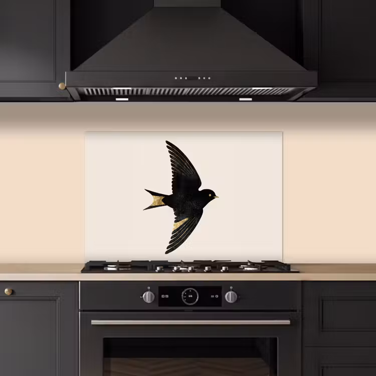 Zwarte zwaluw - Gouden accenten - Lichte achtergrond keuken achterwand spatscherm klein -sfeer1