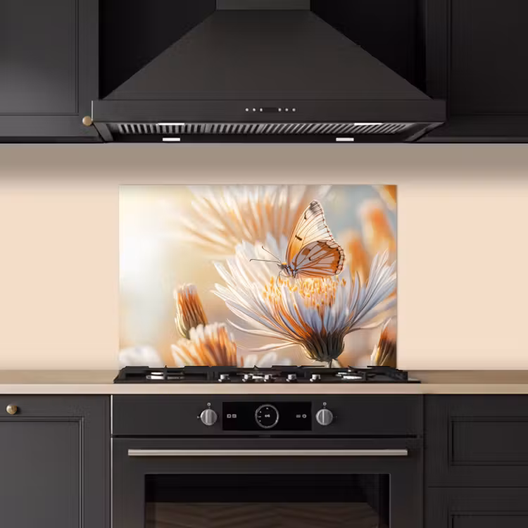 Vlinder - Bloem - Oranje keuken achterwand spatscherm klein -sfeer1