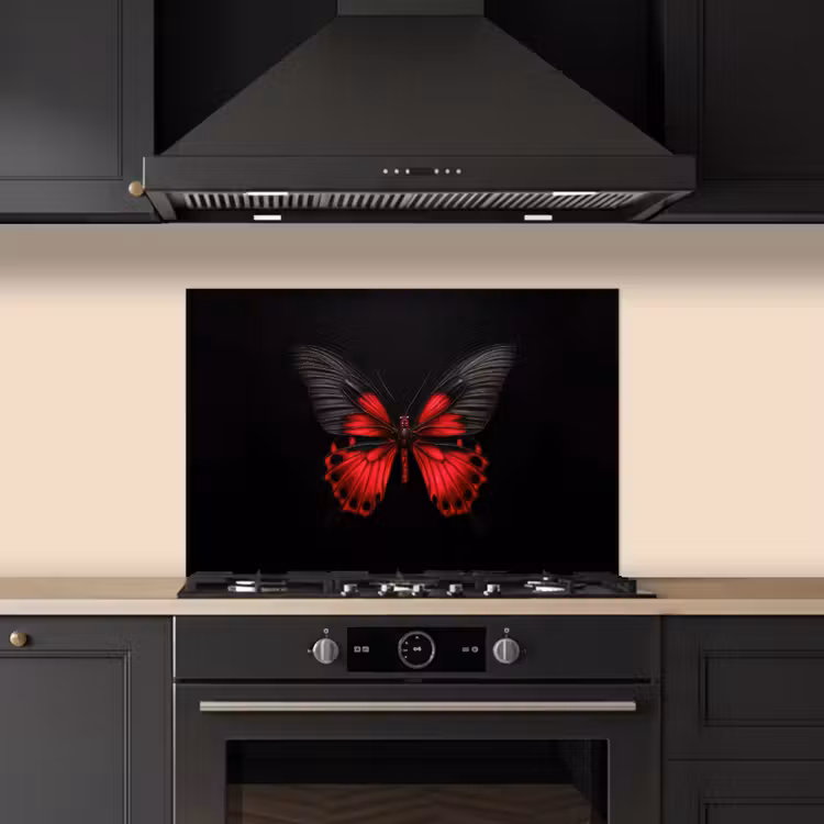 Vlinder - Rood - Contrast keuken achterwand spatscherm klein -sfeer1