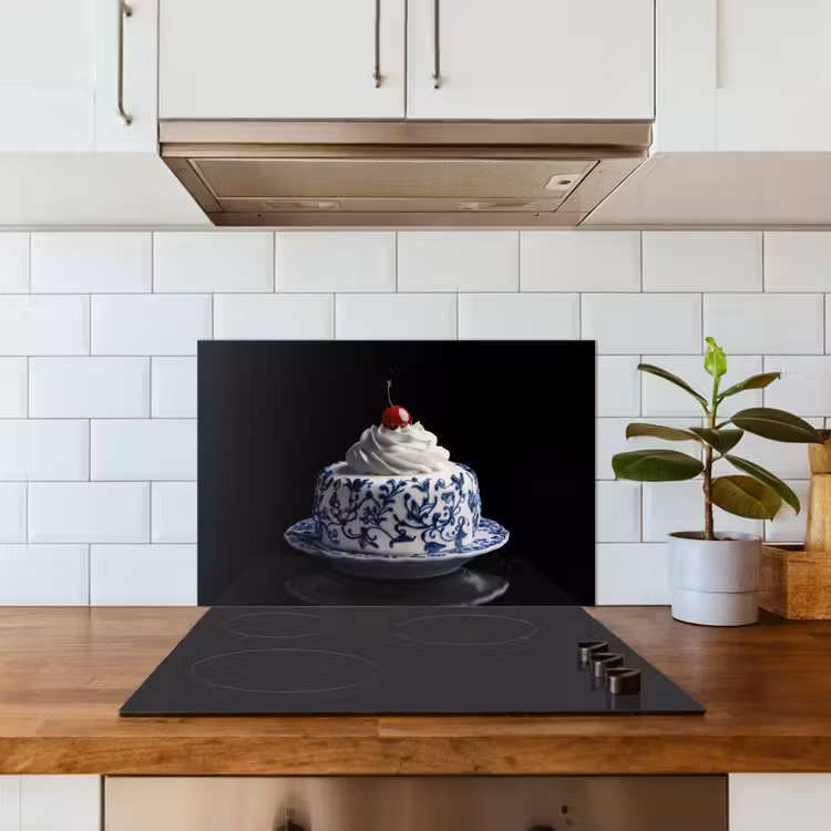 Taart - Slagroom - Kers - Bord - Delfts blauw keuken achterwand spatscherm klein -sfeer2