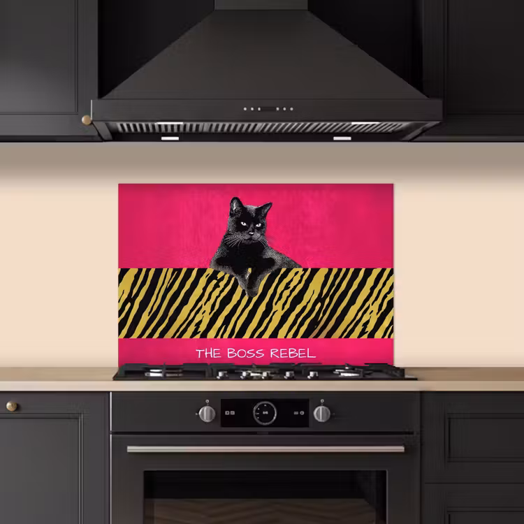 Kat - Baas - Roze - Tijgerprint keuken achterwand spatscherm klein -sfeer1