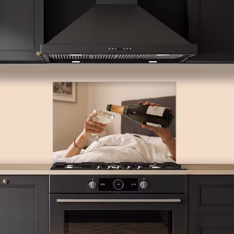 Champagne - Bed - Bubbels keuken achterwand spatscherm klein -sfeer1