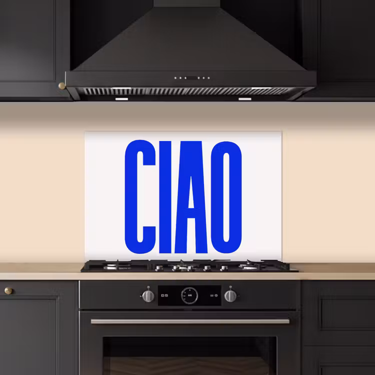 Ciao - Hoofdletters - Blauw - Minimalistisch keuken achterwand spatscherm klein -sfeer1