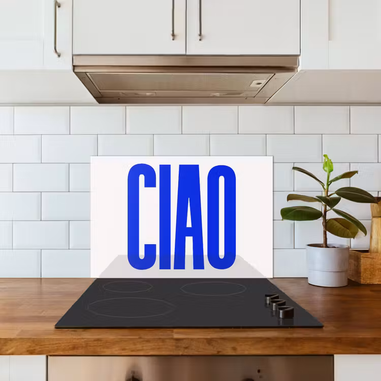 Ciao - Hoofdletters - Blauw - Minimalistisch keuken achterwand spatscherm klein -sfeer2