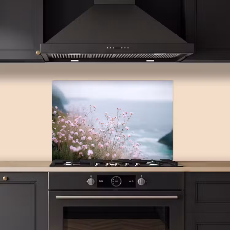 Klif - Bloemen - Zee - Roze keuken achterwand spatscherm klein -sfeer1