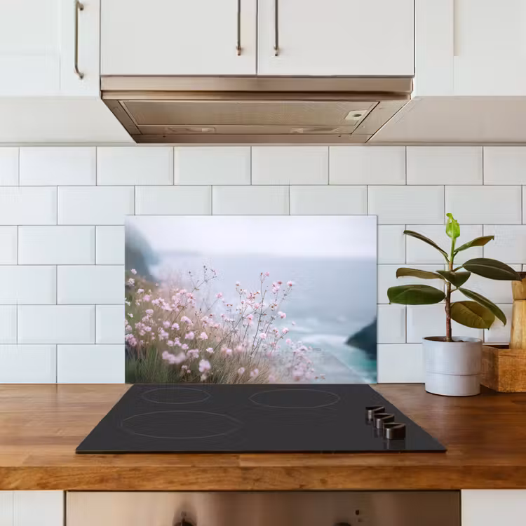 Klif - Bloemen - Zee - Roze keuken achterwand spatscherm klein -sfeer2