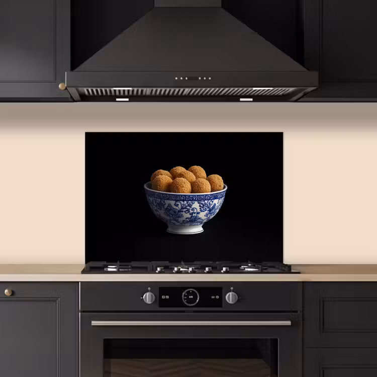 Delfts blauw - Bitterballen - Holland - Schaal keuken achterwand spatscherm klein -sfeer1
