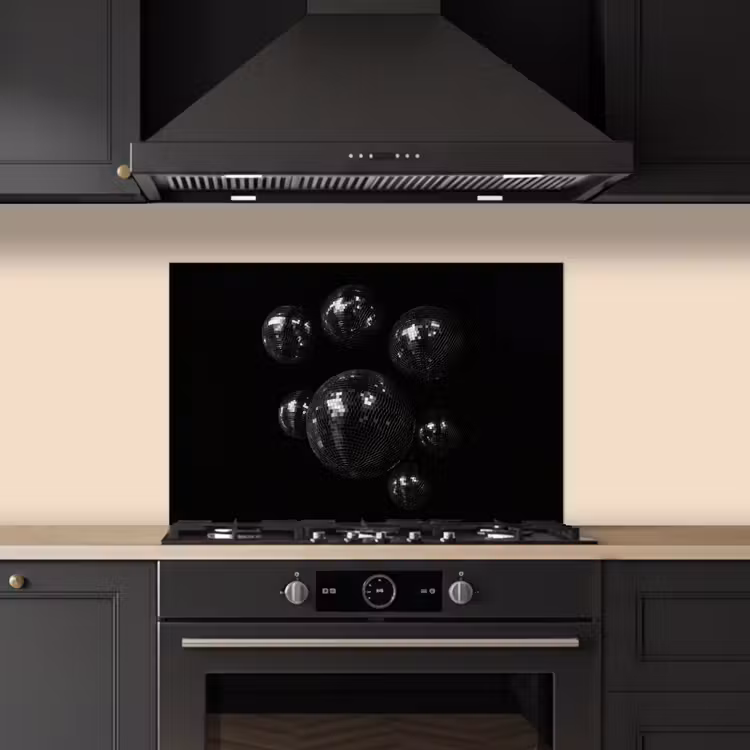 Discoballen - Minimalistisch - Zwart keuken achterwand spatscherm klein -sfeer1