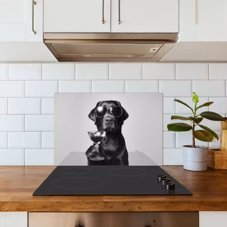 Hond - Zwart - Wijnglas - Zonnebril keuken achterwand spatscherm klein -sfeer2