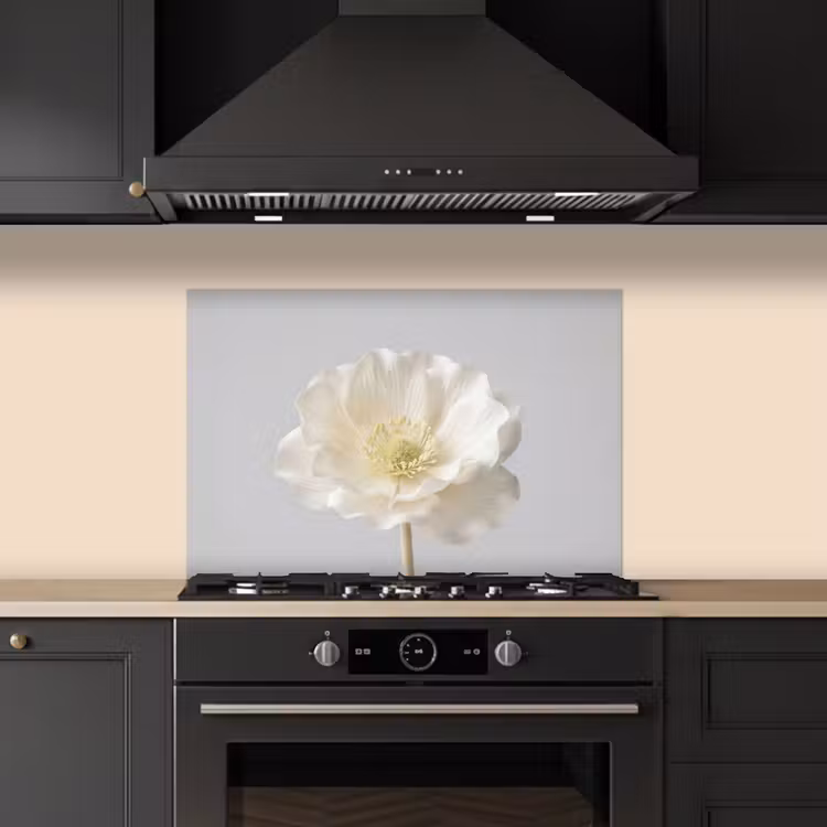 Bloem - Minimalistisch -Wit keuken achterwand spatscherm klein -sfeer1
