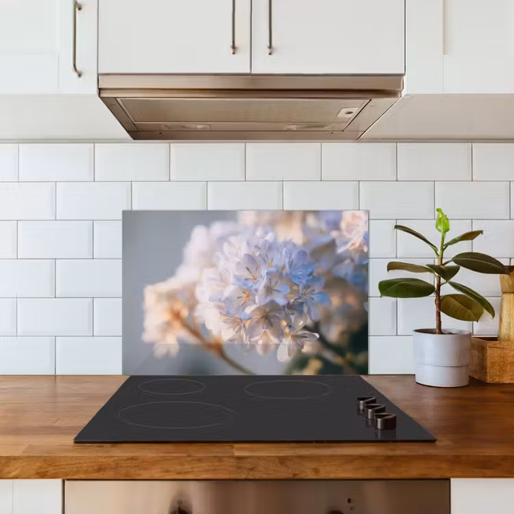Bloemen - Lichtblauw - Wazig - Trosje keuken achterwand spatscherm klein -sfeer2