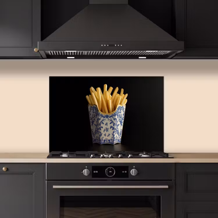 Friet - Porselein - Delfts blauw - Eten keuken achterwand spatscherm klein -sfeer1