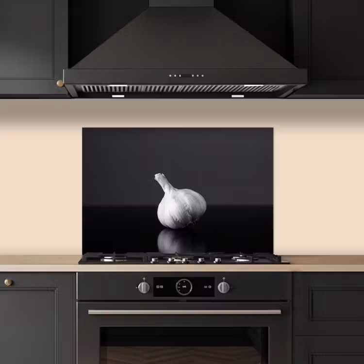 Knoflook - Zwart - Wit keuken achterwand spatscherm klein -sfeer1