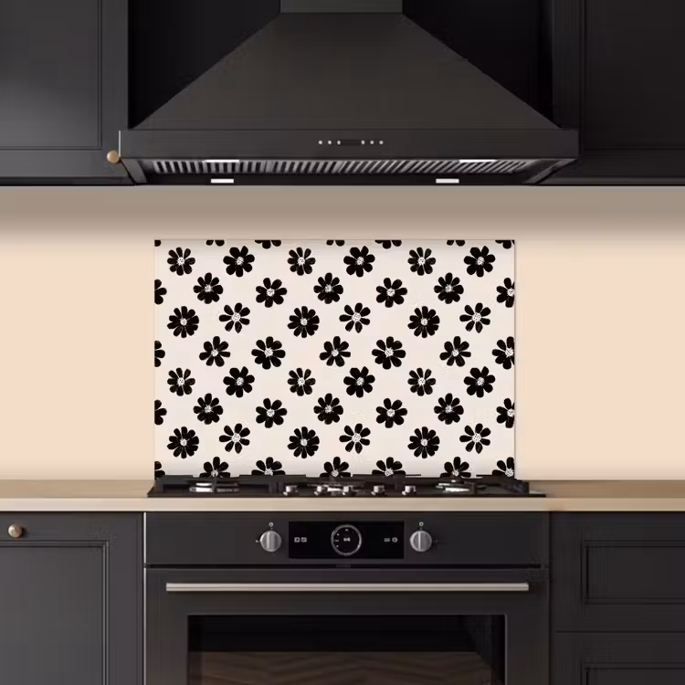 Grafisch - Madeliefjes - Zwart - Beige keuken achterwand spatscherm klein 900 -sfeer1