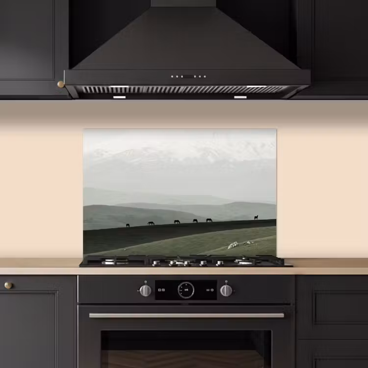 Grijs - Berg - Paarden keuken achterwand spatscherm klein -sfeer1