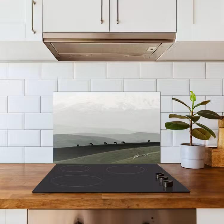 Grijs - Berg - Paarden keuken achterwand spatscherm klein -sfeer2