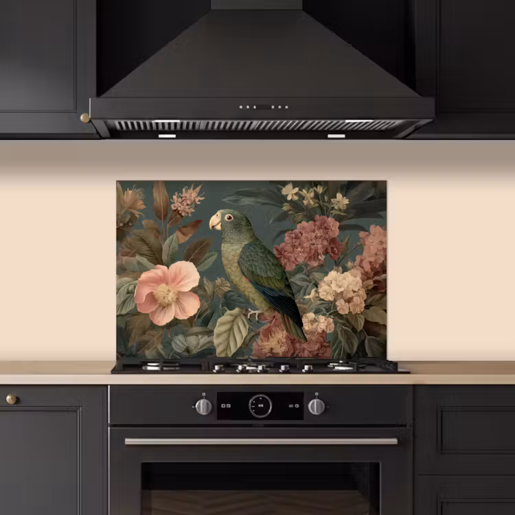 Groene papegaai - Kleurrijke bloemen - Donkere achtergrond keuken achterwand spatscherm klein -sfeer1