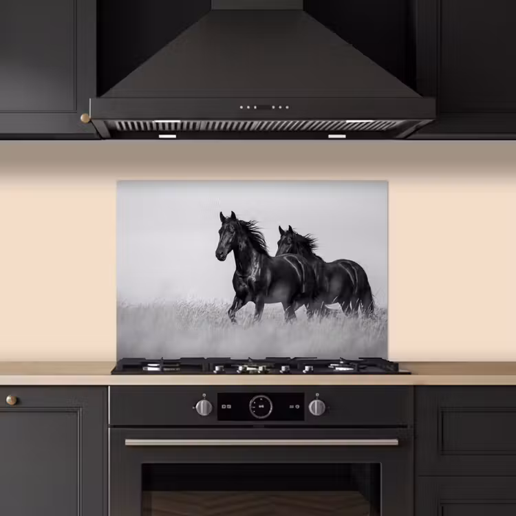 Paarden - Gras - Zwart - Wit keuken achterwand spatscherm klein -sfeer1