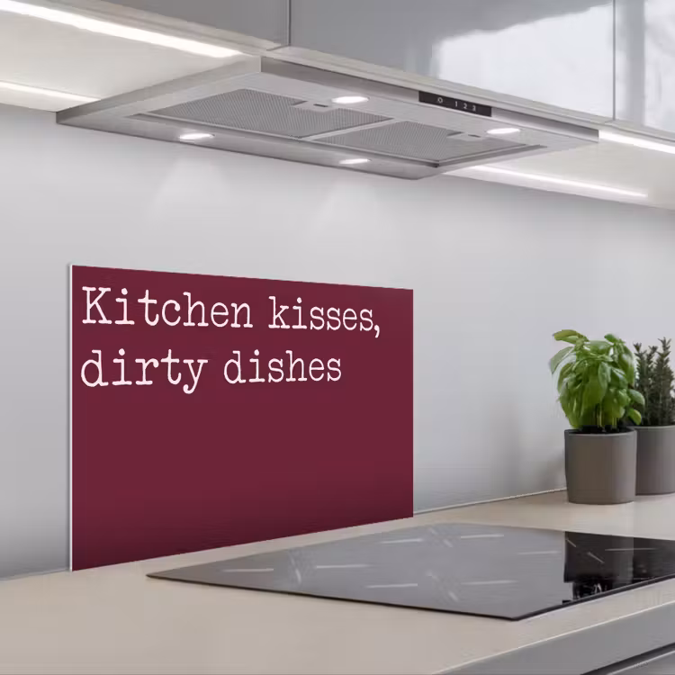 Kitchen kisses, dirty dishes keuken achterwand spatscherm klein -3d_schuin