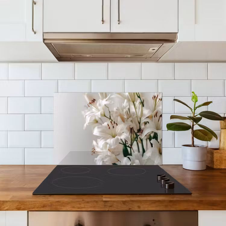 Lelies - Boekte - Wit - Meeldraden keuken achterwand spatscherm klein -sfeer2