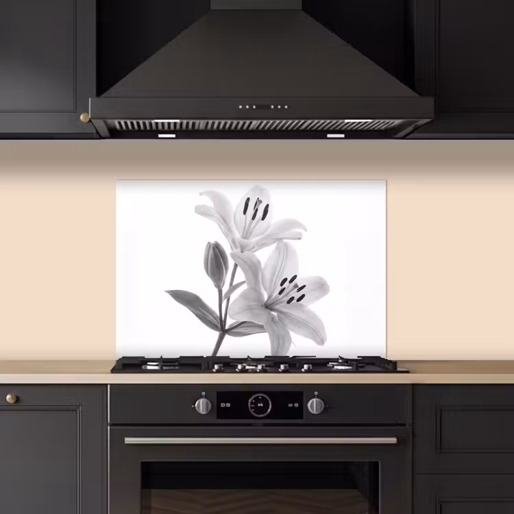 Lelies - Elegant - Zwart - Wit keuken achterwand spatscherm klein -sfeer1