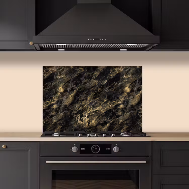 Marmer - Zwart - Goud keuken achterwand spatscherm klein 900 -sfeer1