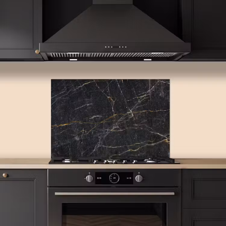 Marmer - Zwart - Goud - Grijs - Marmerstructuur keuken achterwand spatscherm klein -sfeer1
