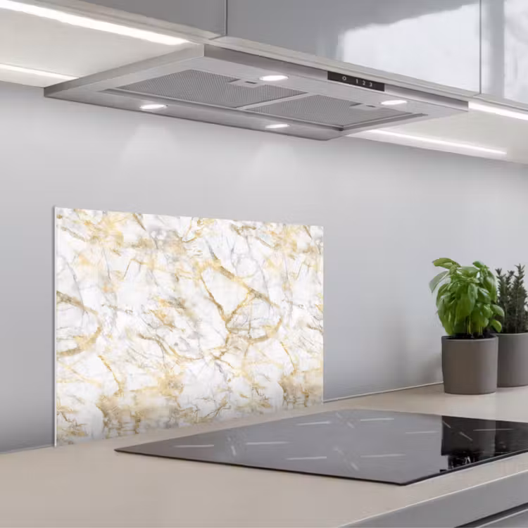 Marmer - Wit - Expressief - Goudaccenten keuken achterwand spatscherm klein 900 -3d_schuin