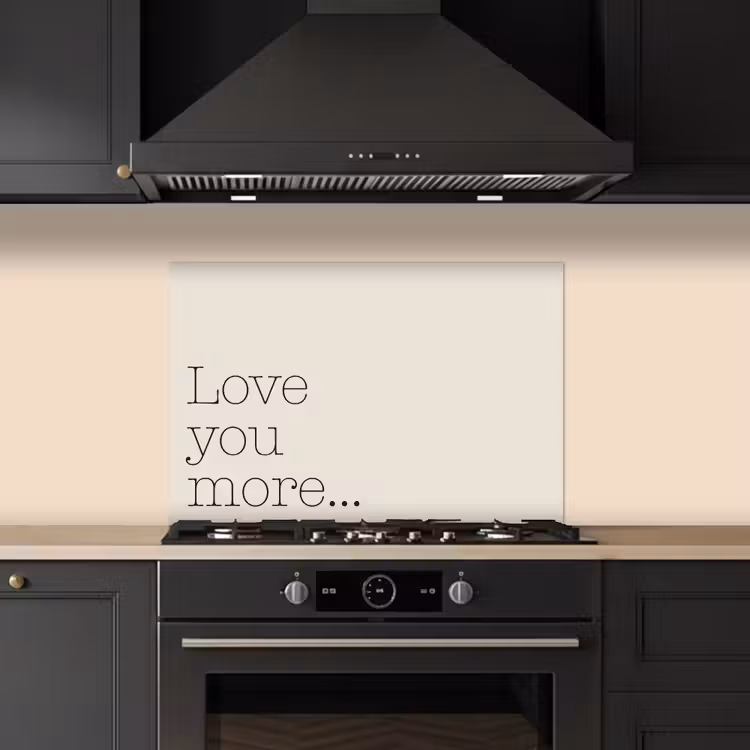 Minimalistisch - Love - Beige keuken achterwand spatscherm klein -sfeer1