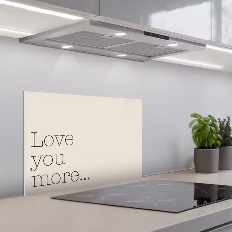 Minimalistisch - Love - Beige keuken achterwand spatscherm klein -3d_schuin